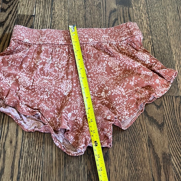 Sun & Shadow Pull On Shorts with Elasticized Waist - Picture 2 of 6